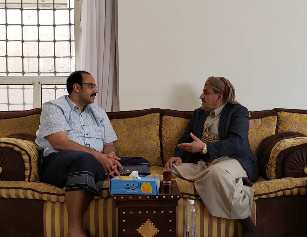عميد البرلمان اليمني يزور عضو المجلس السياسي الأعلى في منزله ويقدم واجب العزاء ..