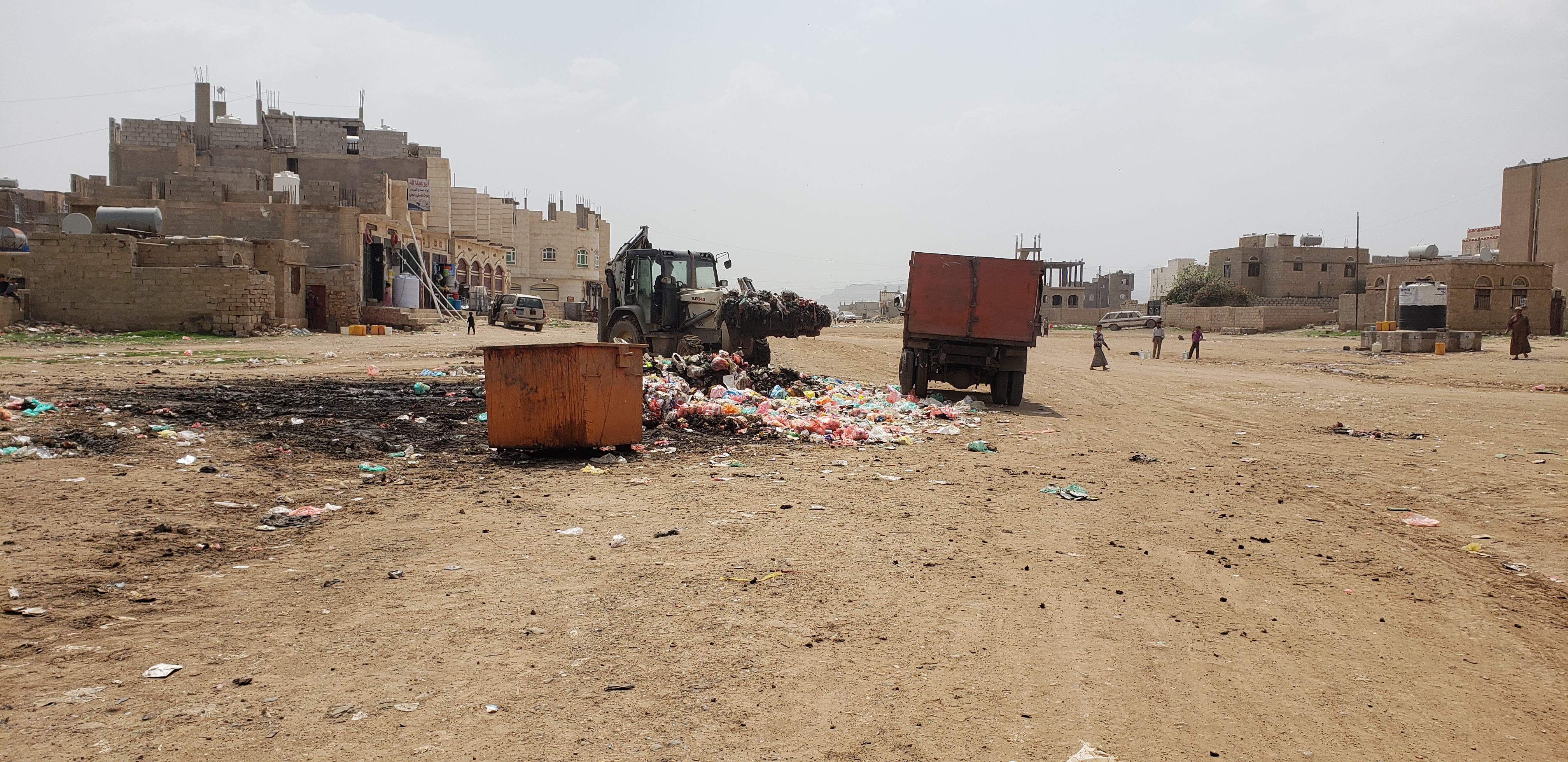 المستشار الاسدي ومدير منطقة بني الحارث يتفقدا أعمال النظافة في شارع الخمسين