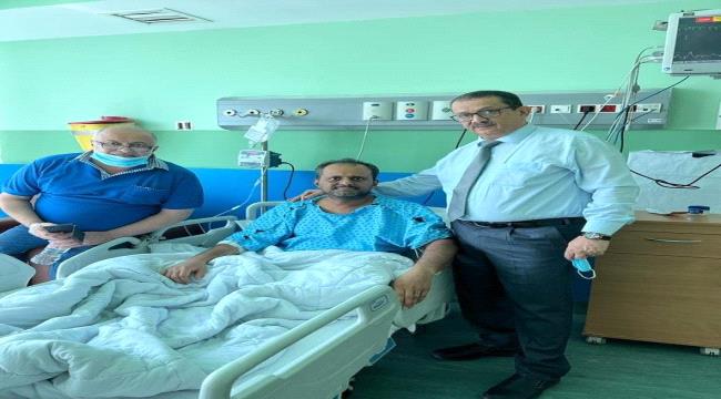 رئيس اليمنية الكابتن ناصر محمود يزور الكابتن منذر سنان في المستشفى للإطمئنان على صحتة
