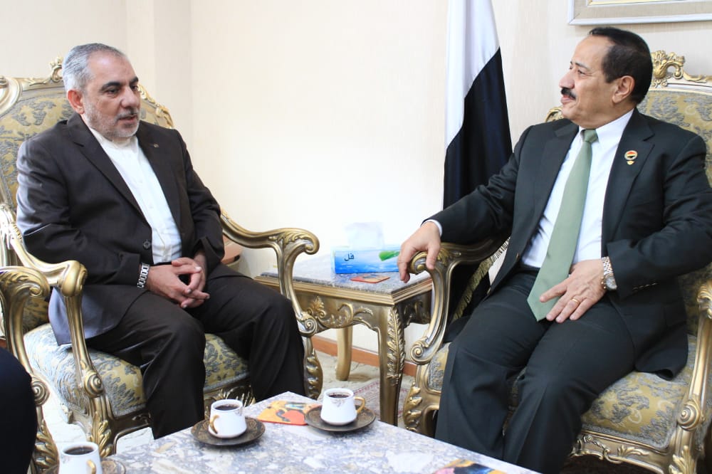 وزير الخارجية اليمني يلتقي سفير الجمهورية الاسلامية الايرانية بصنعاء