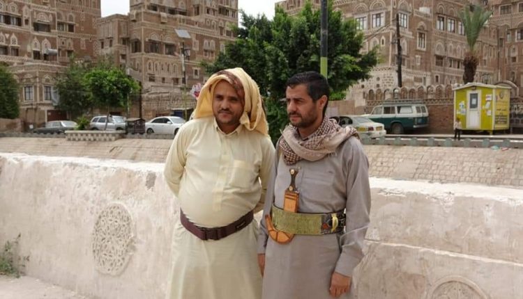 بشكل صادم مسؤول بارز في قوات طارق صالح وعضو اللجنة الدائمة للمؤتمر يصل صنعاء وقيادي حوثي ينشر صور برفقته وسط العاصمة