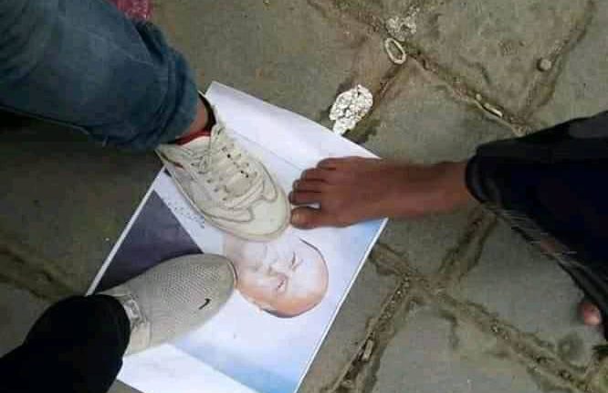 شاهد صور مظاهرة في تعز والمواطنين يضعون الرئيس هادي تحت نعالهم