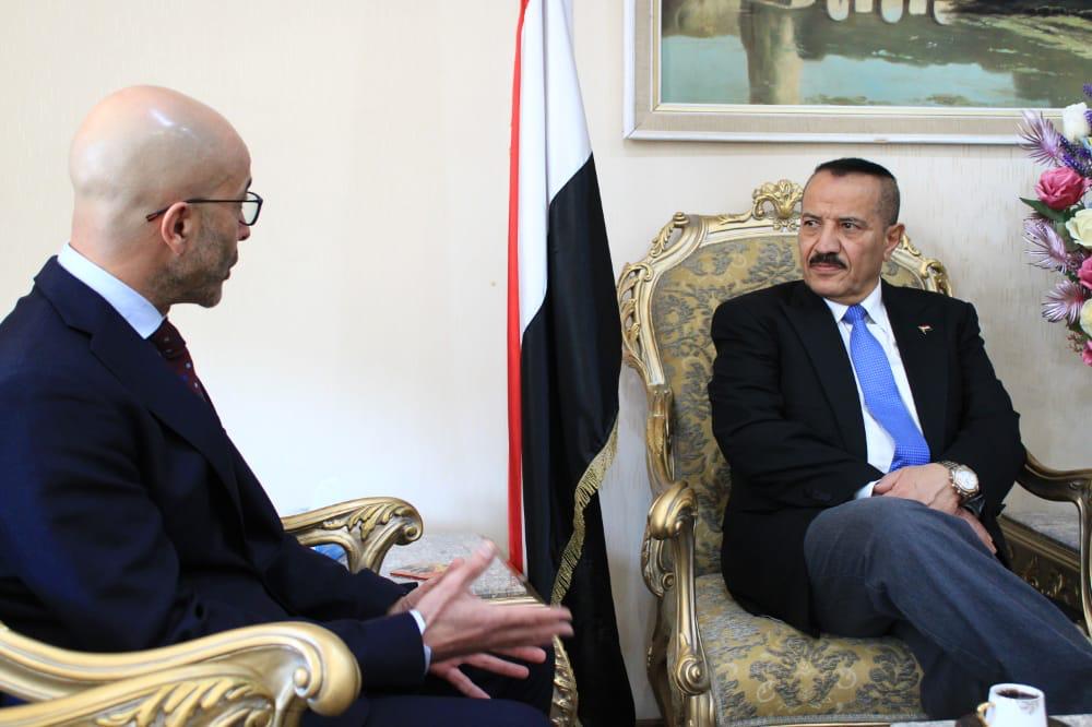 وزير الخارجية اليمنية يلتقي الممثل المقيم للإتحاد الدولي لجمعيات الصليب والهلال الأحمر