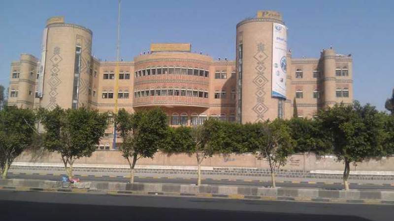 صنعاء تبدأ بصرف نصف راتب لموظفي الدولة عبر البريد ..